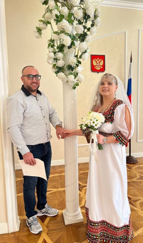 Сегодня в рубрике «Лучшие молодожены» новая подборка фотографий, тех новобрачных, большая часть которых стала супругами вчера и 31 января. Сегодня в рубрике «Лучшие молодожены» новая подборка фотографий, тех новобрачных, большая часть которых стала супругами вчера и 31 января.
