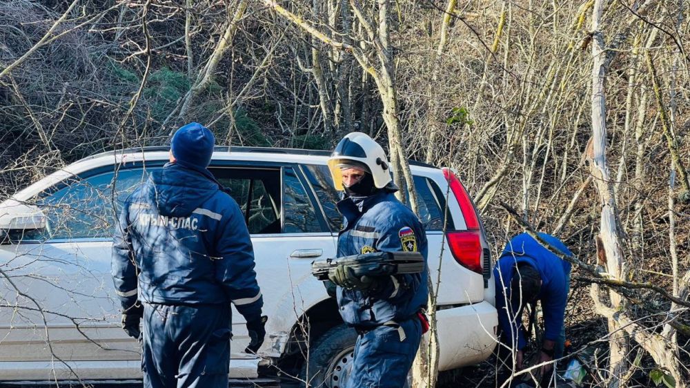 Легковушка слетела с дороги в глубокую балку под Судаком Легковушка слетела с дороги в глубокую балку под Судаком