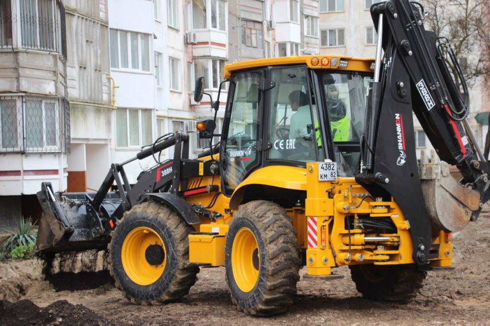 #городские_новости. Стартовало благоустройство дворовых территорий на улице Генерала Петрова 10, 12, 14. Сегодня подрядная организация «СУ №7» приступила к активной фазе работ. На объекте задействовано 8 единиц... #городские_новости. Стартовало благоустройство дворовых территорий на улице Генерала Петрова 10, 12, 14. Сегодня подрядная организация «СУ №7» приступила к активной фазе работ. На объекте задействовано 8 единиц...