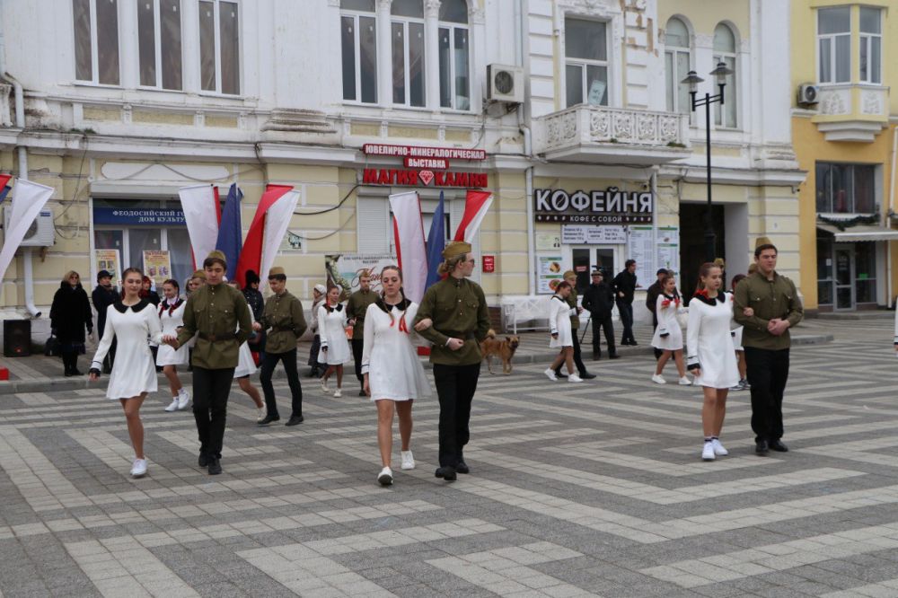 Феодосийцы присоединились к патриотической акции «Память в танце. Случайный вальс» Феодосийцы присоединились к патриотической акции «Память в танце. Случайный вальс»