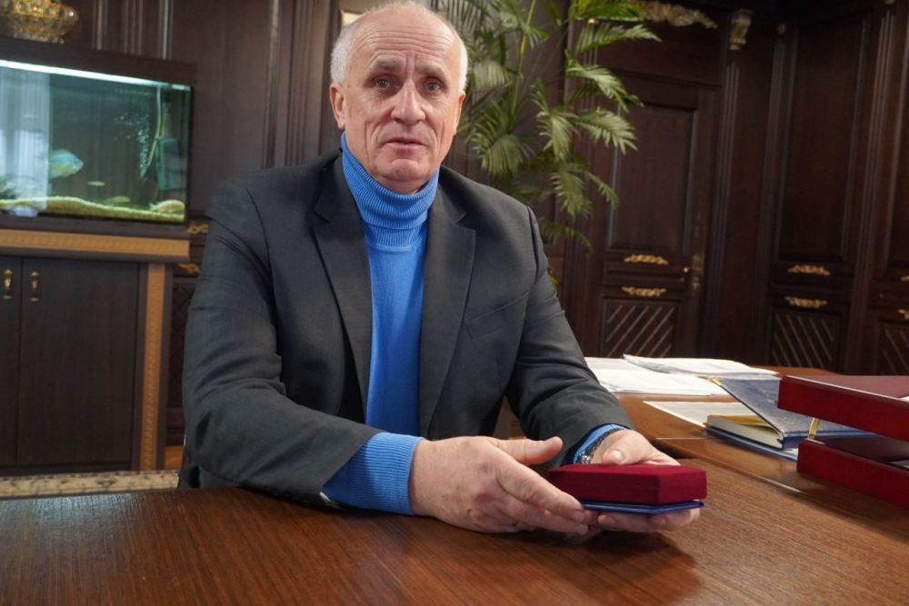 #знай_наших. Глава администрации Керчи Олег КАТОРГИН поздравил с 60-летним юбилеем заслуженного энергетика Крыма и заслуженного работника электротехнической промышленности России Александра Александровича ЗАБЕЛИНА #знай_наших. Глава администрации Керчи Олег КАТОРГИН поздравил с 60-летним юбилеем заслуженного энергетика Крыма и заслуженного работника электротехнической промышленности России Александра Александровича ЗАБЕЛИНА