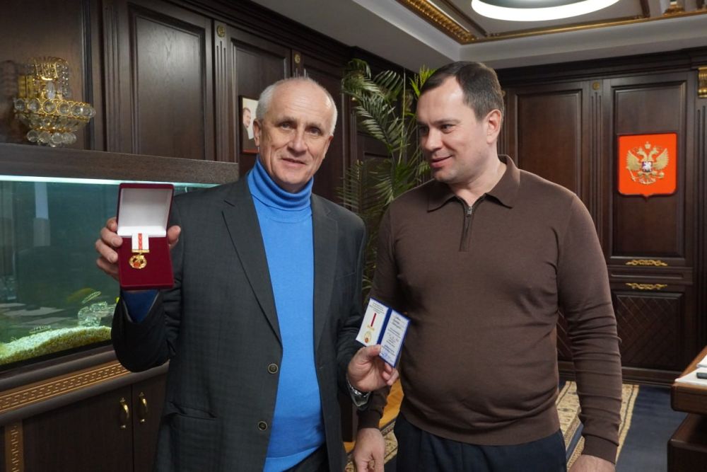 #знай_наших. Глава администрации Керчи Олег КАТОРГИН поздравил с 60-летним юбилеем заслуженного энергетика Крыма и заслуженного работника электротехнической промышленности России Александра Александровича ЗАБЕЛИНА #знай_наших. Глава администрации Керчи Олег КАТОРГИН поздравил с 60-летним юбилеем заслуженного энергетика Крыма и заслуженного работника электротехнической промышленности России Александра Александровича ЗАБЕЛИНА
