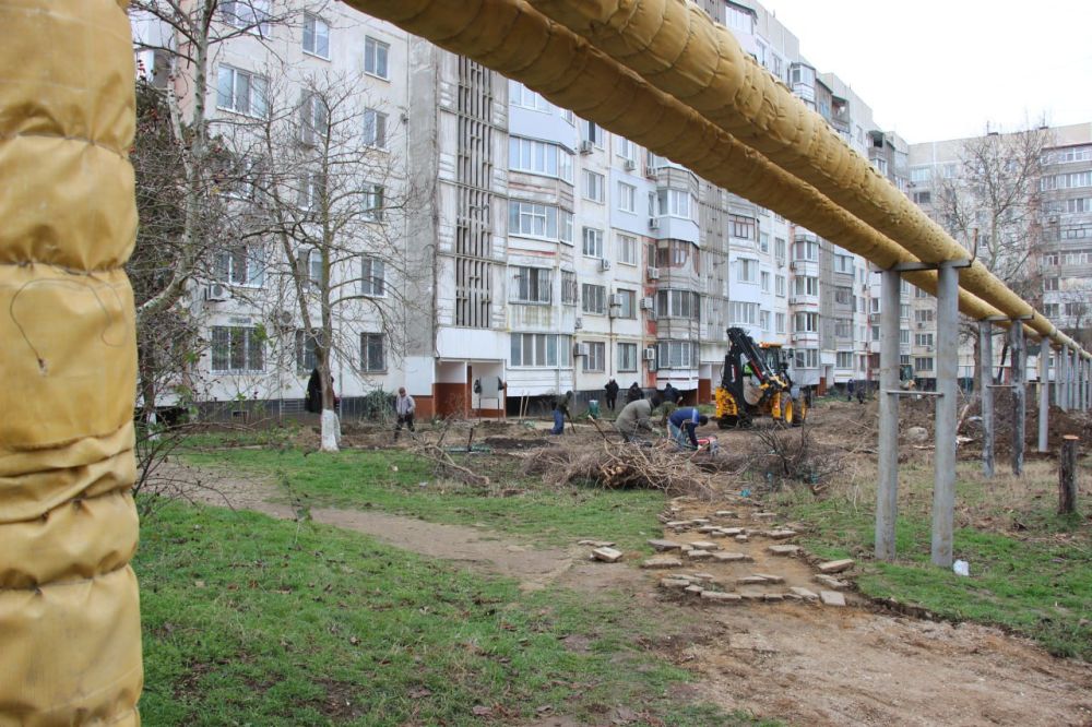#городские_новости. Стартовало благоустройство дворовых территорий на улице Генерала Петрова 10, 12, 14. Сегодня подрядная организация «СУ №7» приступила к активной фазе работ. На объекте задействовано 8 единиц... #городские_новости. Стартовало благоустройство дворовых территорий на улице Генерала Петрова 10, 12, 14. Сегодня подрядная организация «СУ №7» приступила к активной фазе работ. На объекте задействовано 8 единиц...