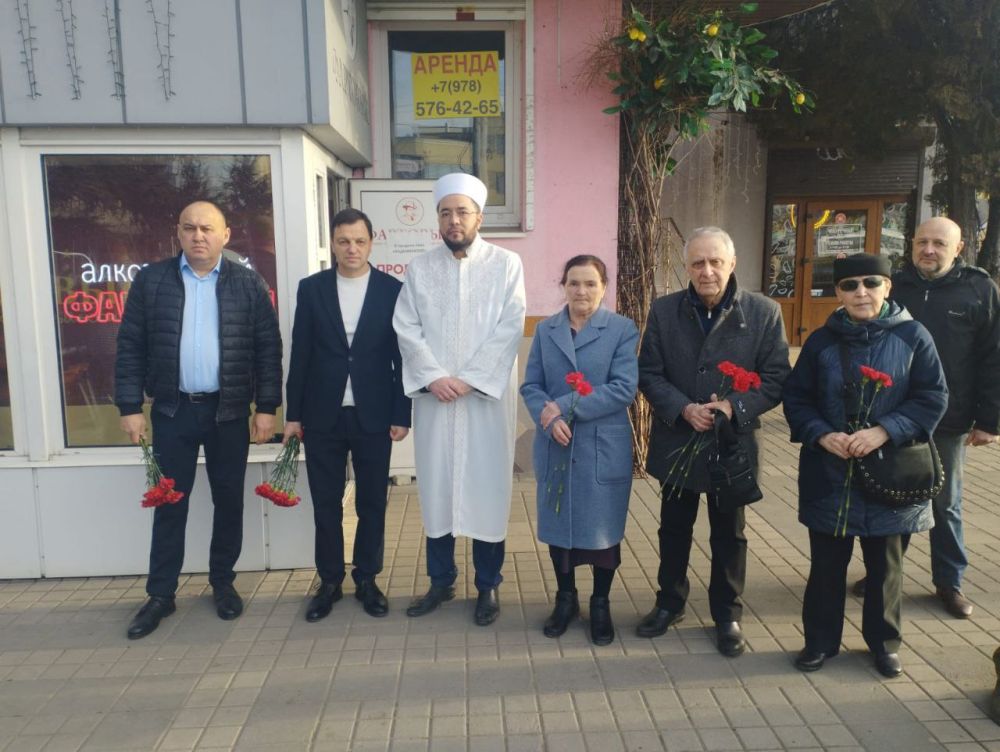 В Симферополе почтили память Амет-Хана Султана В Симферополе почтили память Амет-Хана Султана