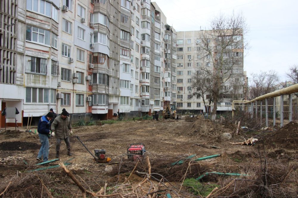 #городские_новости. Стартовало благоустройство дворовых территорий на улице Генерала Петрова 10, 12, 14. Сегодня подрядная организация «СУ №7» приступила к активной фазе работ. На объекте задействовано 8 единиц... #городские_новости. Стартовало благоустройство дворовых территорий на улице Генерала Петрова 10, 12, 14. Сегодня подрядная организация «СУ №7» приступила к активной фазе работ. На объекте задействовано 8 единиц...