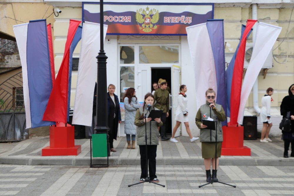 Феодосийцы присоединились к патриотической акции «Память в танце. Случайный вальс» Феодосийцы присоединились к патриотической акции «Память в танце. Случайный вальс»