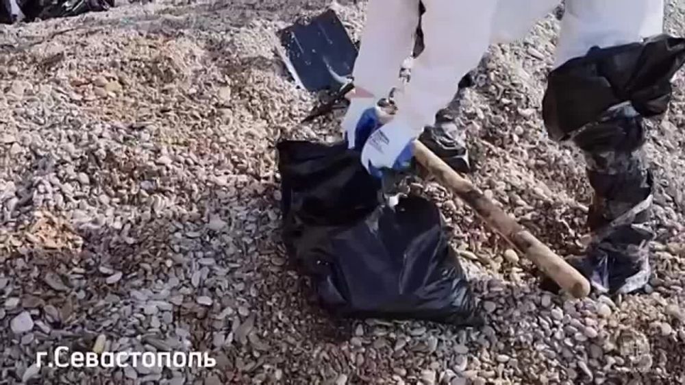 7 тысяч килограммов сорбента бросили на борьбу с мазутом в Черном море