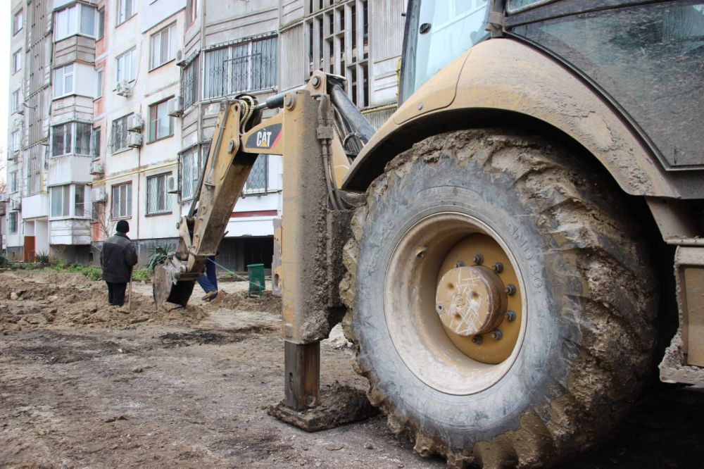 #городские_новости. Стартовало благоустройство дворовых территорий на улице Генерала Петрова 10, 12, 14. Сегодня подрядная организация «СУ №7» приступила к активной фазе работ. На объекте задействовано 8 единиц... #городские_новости. Стартовало благоустройство дворовых территорий на улице Генерала Петрова 10, 12, 14. Сегодня подрядная организация «СУ №7» приступила к активной фазе работ. На объекте задействовано 8 единиц...