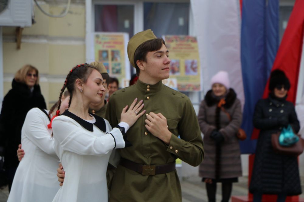Феодосийцы присоединились к патриотической акции «Память в танце. Случайный вальс» Феодосийцы присоединились к патриотической акции «Память в танце. Случайный вальс»