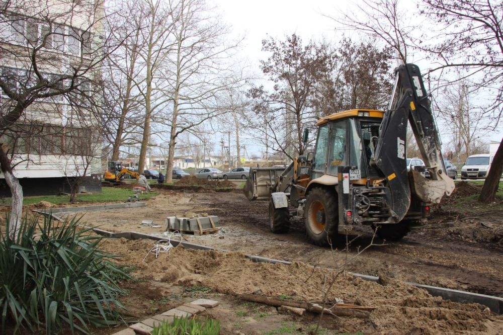 #городские_новости. Стартовало благоустройство дворовых территорий на улице Генерала Петрова 10, 12, 14. Сегодня подрядная организация «СУ №7» приступила к активной фазе работ. На объекте задействовано 8 единиц... #городские_новости. Стартовало благоустройство дворовых территорий на улице Генерала Петрова 10, 12, 14. Сегодня подрядная организация «СУ №7» приступила к активной фазе работ. На объекте задействовано 8 единиц...