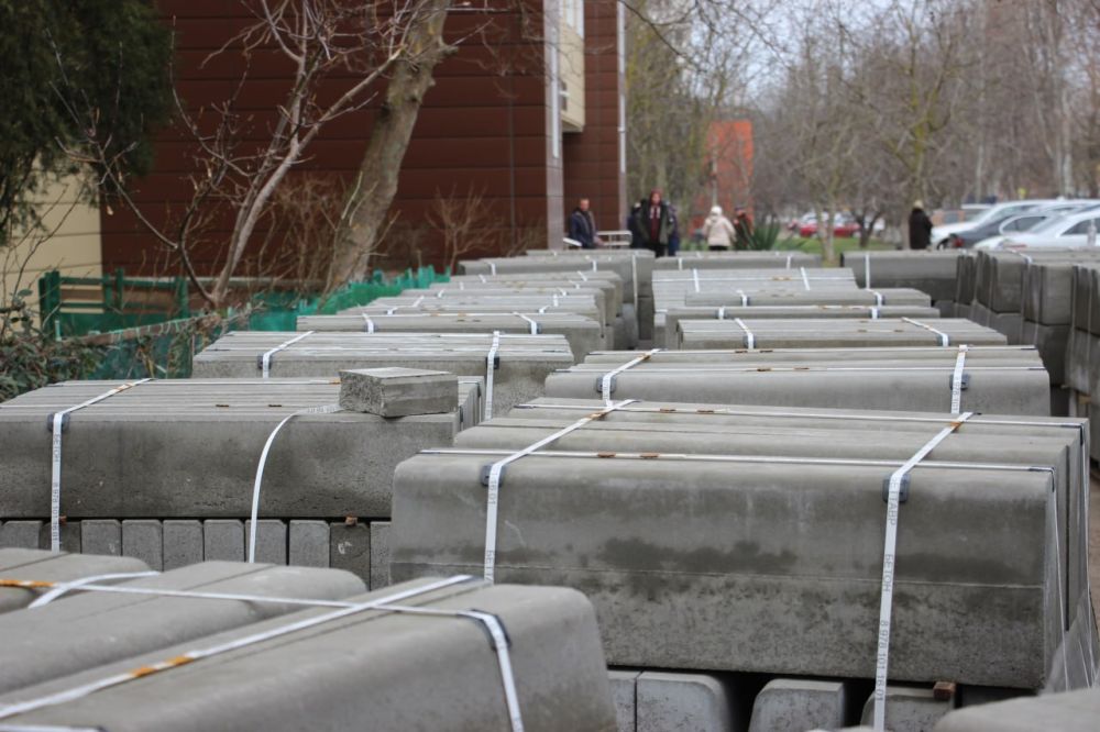 #городские_новости. Стартовало благоустройство дворовых территорий на улице Генерала Петрова 10, 12, 14. Сегодня подрядная организация «СУ №7» приступила к активной фазе работ. На объекте задействовано 8 единиц... #городские_новости. Стартовало благоустройство дворовых территорий на улице Генерала Петрова 10, 12, 14. Сегодня подрядная организация «СУ №7» приступила к активной фазе работ. На объекте задействовано 8 единиц...