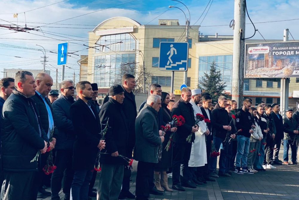 В Симферополе почтили память Амет-Хана Султана В Симферополе почтили память Амет-Хана Султана