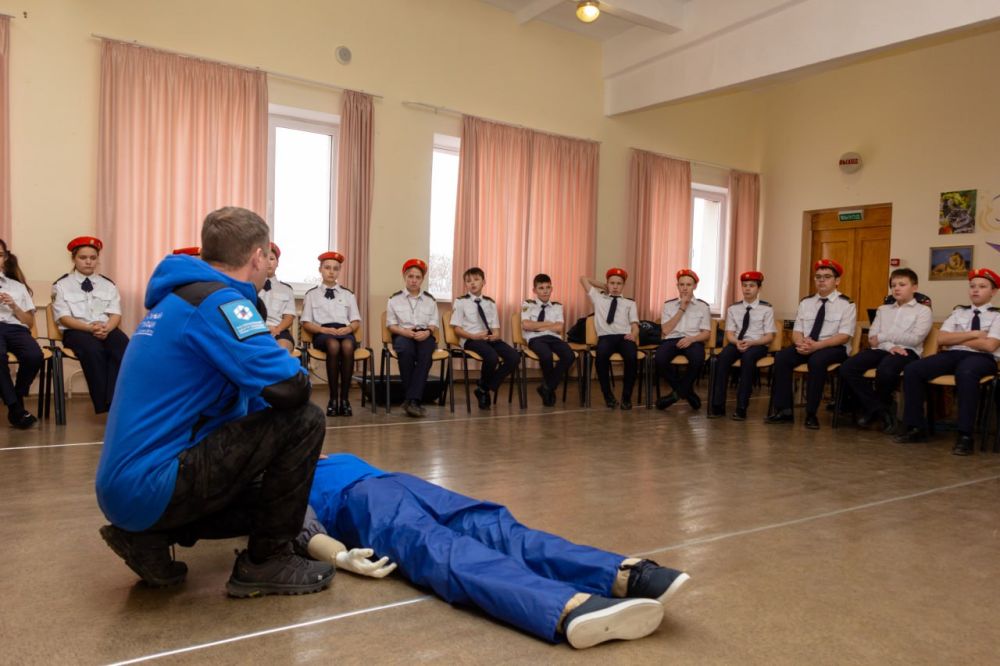 Сотрудники МЧС России совместно с волонтёрами Национального центра провели профилактическое занятие Сотрудники МЧС России совместно с волонтёрами Национального центра провели профилактическое занятие