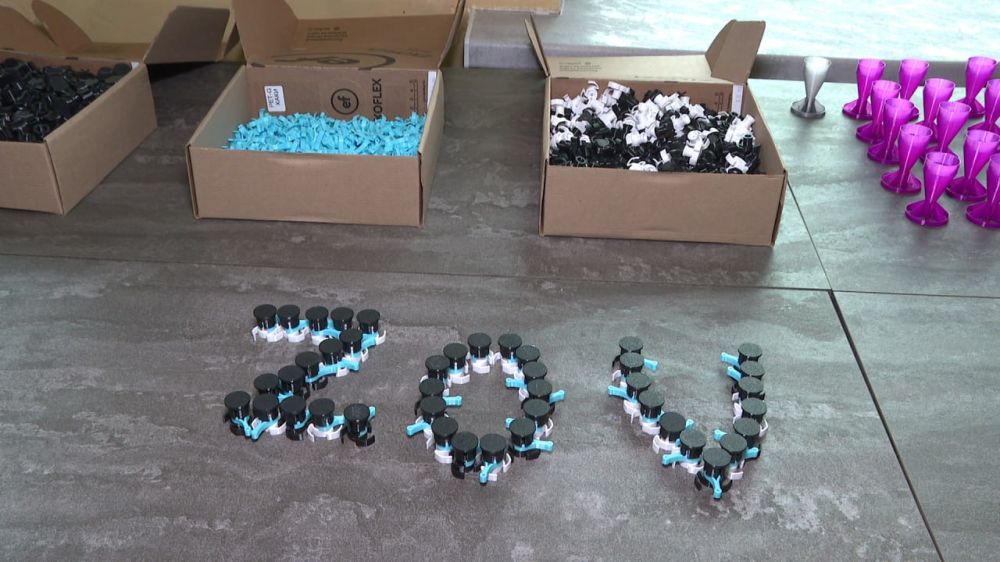 Выполнить план. Более 1000 «заряжаек» для бойцов в зоне спецоперации планируют сделать ученики 5-й школы Симферополя до 23 февраля. Специальные устройства для зарядки магазинов автоматов Калашникова изготавливают по просьбе... Выполнить план. Более 1000 «заряжаек» для бойцов в зоне спецоперации планируют сделать ученики 5-й школы Симферополя до 23 февраля. Специальные устройства для зарядки магазинов автоматов Калашникова изготавливают по просьбе...