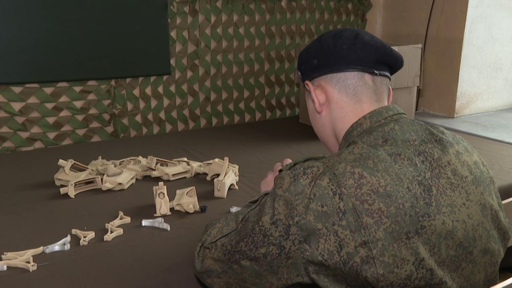 Выполнить план. Более 1000 «заряжаек» для бойцов в зоне спецоперации планируют сделать ученики 5-й школы Симферополя до 23 февраля. Специальные устройства для зарядки магазинов автоматов Калашникова изготавливают по просьбе... Выполнить план. Более 1000 «заряжаек» для бойцов в зоне спецоперации планируют сделать ученики 5-й школы Симферополя до 23 февраля. Специальные устройства для зарядки магазинов автоматов Калашникова изготавливают по просьбе...