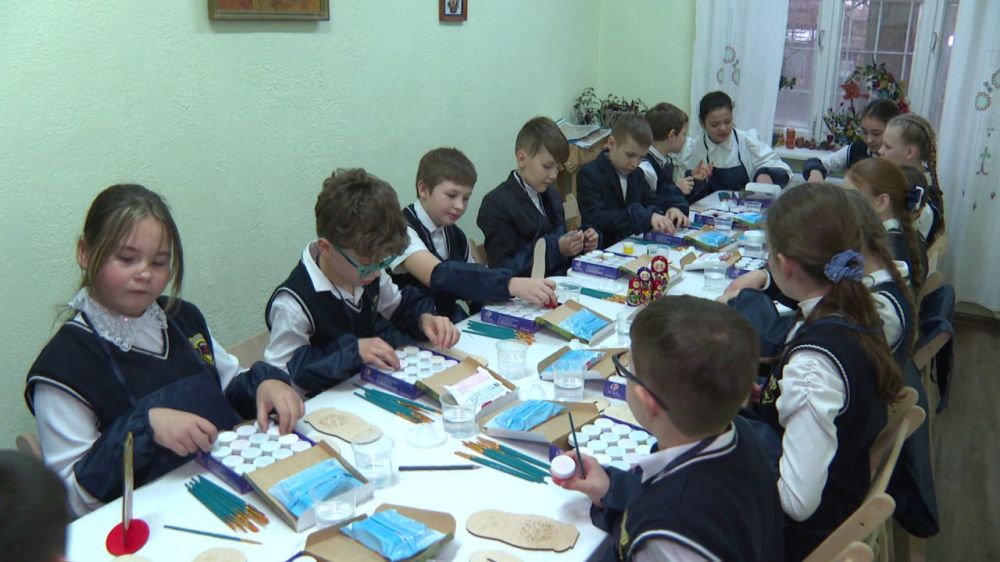 В Крыму впервые прошла выставка «Передвижная мастерская: Волшебное дерево есть у меня» В Крыму впервые прошла выставка «Передвижная мастерская: Волшебное дерево есть у меня»