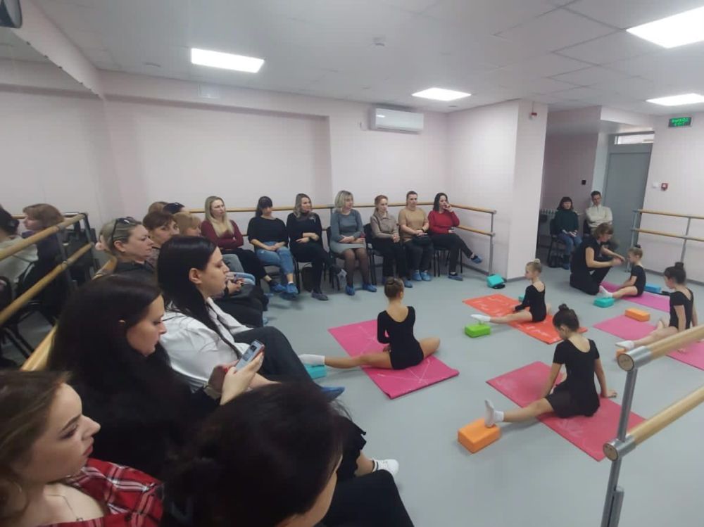 На базе Детской хореографической школы города Симферополя, расположенной по улице Декабристов и бульвару Франко, состоялся очередной зональный мастер-класс для педагогов-хореографов на тему: «Йога-кубик - инновационный... На базе Детской хореографической школы города Симферополя, расположенной по улице Декабристов и бульвару Франко, состоялся очередной зональный мастер-класс для педагогов-хореографов на тему: «Йога-кубик - инновационный...