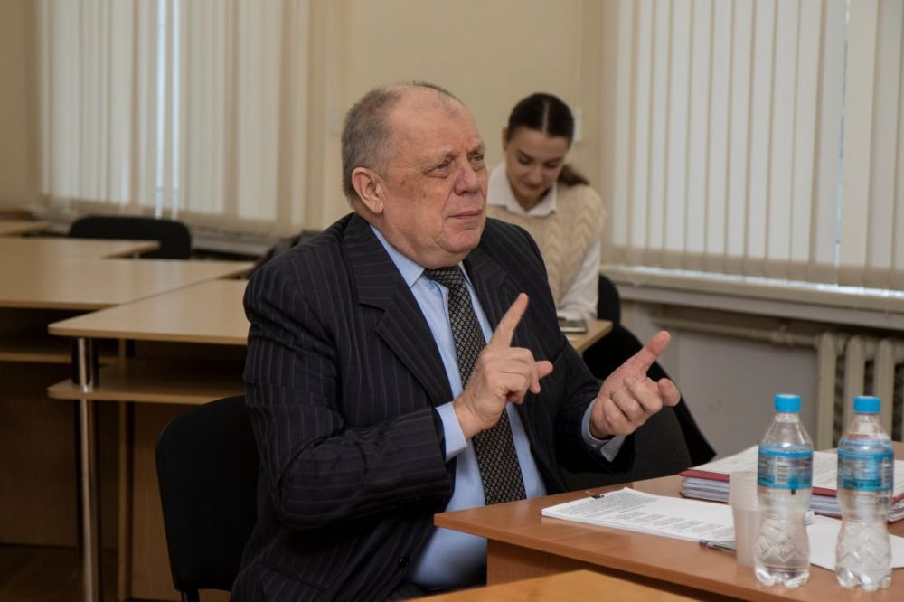 Глава администрации Симферополя Михаил Афанасьев провёл личный приём граждан, в ходе которого к нему обратились семь симферопольцев Глава администрации Симферополя Михаил Афанасьев провёл личный приём граждан, в ходе которого к нему обратились семь симферопольцев