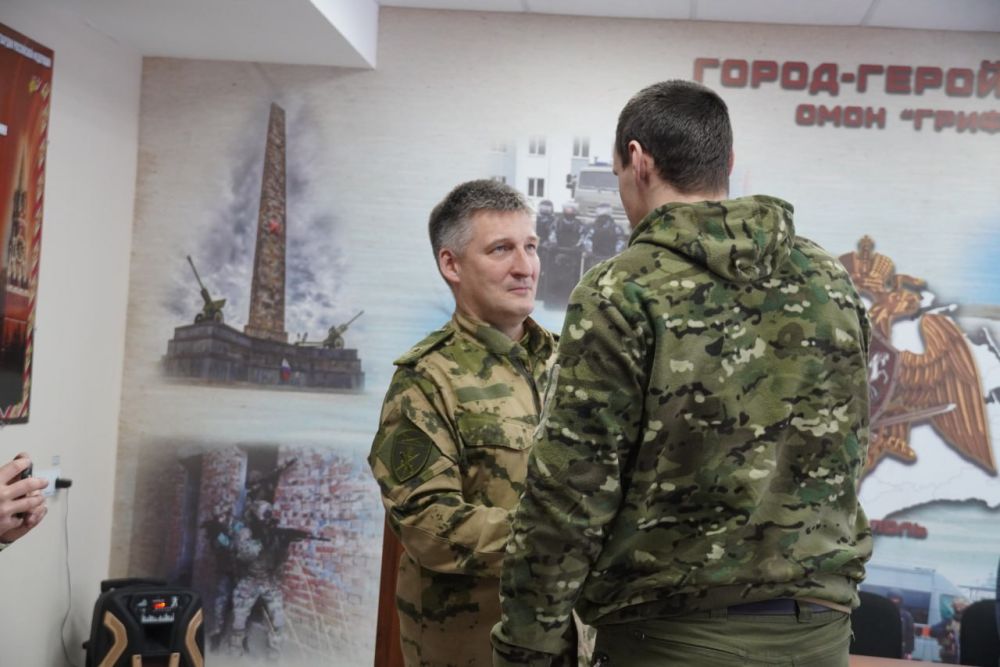 #своих_не_бросаем. В Керчи встретили участников специальной военной операции. Глава муниципального образования Денис КОЛЕСНИК, глава администрации Керчи Олег КАТОРГИН, заместитель главы администрации Олег ШЕВЧЕНКО с... #своих_не_бросаем. В Керчи встретили участников специальной военной операции. Глава муниципального образования Денис КОЛЕСНИК, глава администрации Керчи Олег КАТОРГИН, заместитель главы администрации Олег ШЕВЧЕНКО с...