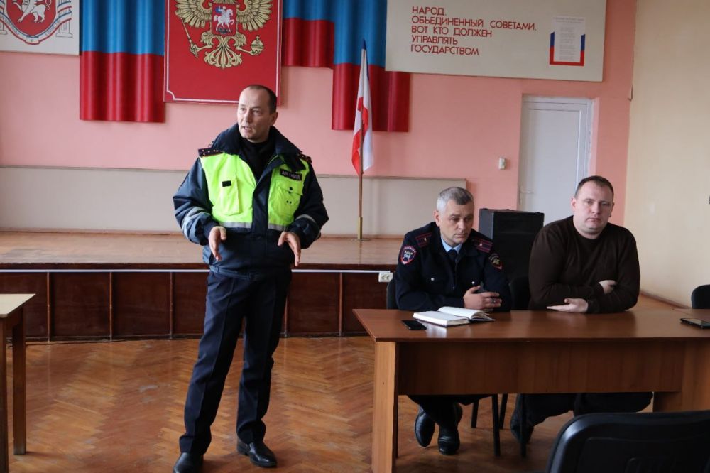 Денис Олейник: Сегодня совместно с начальником отделения ГИБДД ОМВД России по Раздольненскому району майором полиции Алексеем Васильевым и государственным инспектором безопасности дорожного движения ОГИБДД ОМВД России по...