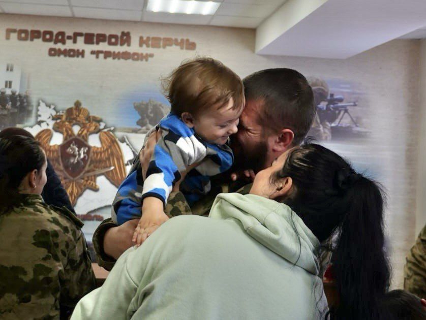 #своих_не_бросаем. В Керчи встретили участников специальной военной операции. Глава муниципального образования Денис КОЛЕСНИК, глава администрации Керчи Олег КАТОРГИН, заместитель главы администрации Олег ШЕВЧЕНКО с... #своих_не_бросаем. В Керчи встретили участников специальной военной операции. Глава муниципального образования Денис КОЛЕСНИК, глава администрации Керчи Олег КАТОРГИН, заместитель главы администрации Олег ШЕВЧЕНКО с...