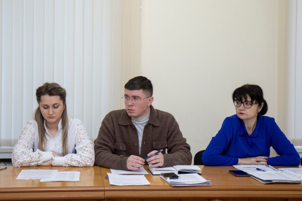 Глава администрации Симферополя Михаил Афанасьев провёл личный приём граждан, в ходе которого к нему обратились семь симферопольцев Глава администрации Симферополя Михаил Афанасьев провёл личный приём граждан, в ходе которого к нему обратились семь симферопольцев