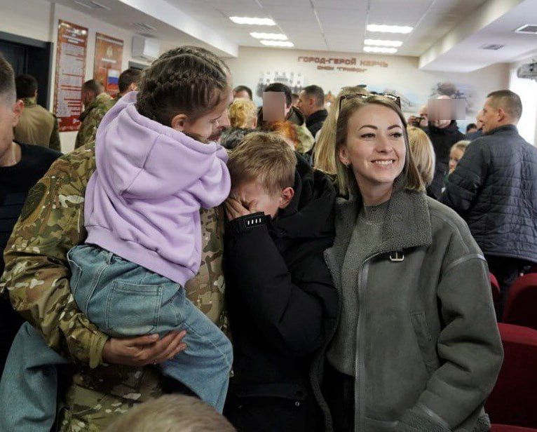 #своих_не_бросаем. В Керчи встретили участников специальной военной операции. Глава муниципального образования Денис КОЛЕСНИК, глава администрации Керчи Олег КАТОРГИН, заместитель главы администрации Олег ШЕВЧЕНКО с... #своих_не_бросаем. В Керчи встретили участников специальной военной операции. Глава муниципального образования Денис КОЛЕСНИК, глава администрации Керчи Олег КАТОРГИН, заместитель главы администрации Олег ШЕВЧЕНКО с...