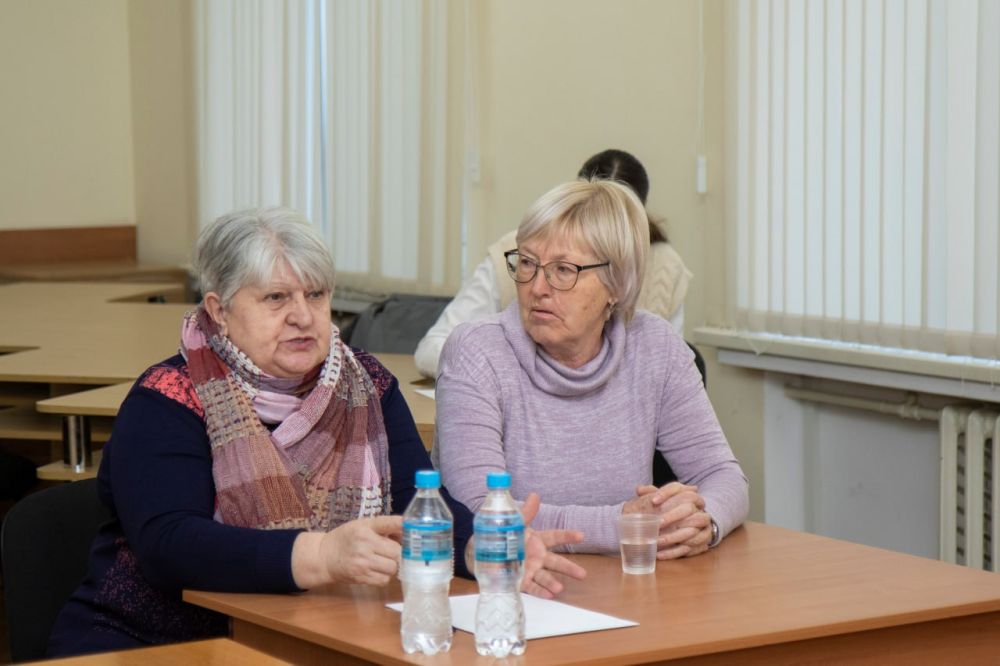 Глава администрации Симферополя Михаил Афанасьев провёл личный приём граждан, в ходе которого к нему обратились семь симферопольцев Глава администрации Симферополя Михаил Афанасьев провёл личный приём граждан, в ходе которого к нему обратились семь симферопольцев