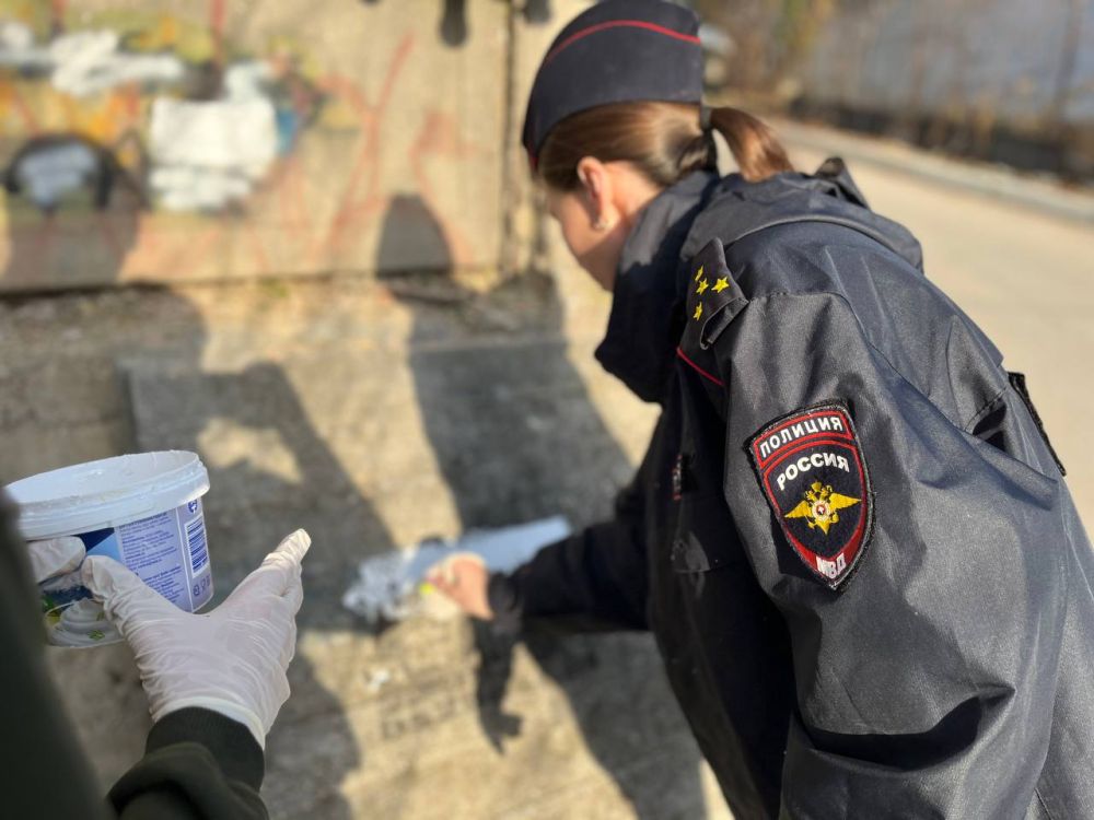 Сотрудники полицейского наркоконтроля провели очередную антинаркотическую акцию «Закрась опасность» совместно с волонтерами, учениками школы №41 и представителями Комиссии по делам несовершеннолетних и защите их прав г.... Сотрудники полицейского наркоконтроля провели очередную антинаркотическую акцию «Закрась опасность» совместно с волонтерами, учениками школы №41 и представителями Комиссии по делам несовершеннолетних и защите их прав г....