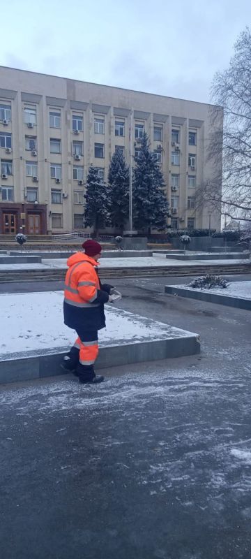 В Симферополе этой ночью 11 спецмашин очищали дороги от снега В Симферополе этой ночью 11 спецмашин очищали дороги от снега