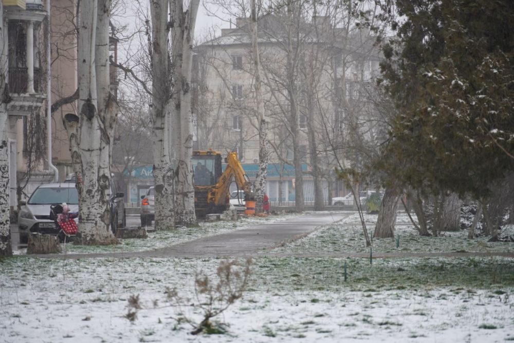 #городские_новости. Сегодня в сквере им. Т. Шевченко впервые применили новое навесное оборудование на экскаватор, которое позволяет выкорчевывать пни спиленных ранее деревьев. Об этом сообщил глава администрации Керчи Олег... #городские_новости. Сегодня в сквере им. Т. Шевченко впервые применили новое навесное оборудование на экскаватор, которое позволяет выкорчевывать пни спиленных ранее деревьев. Об этом сообщил глава администрации Керчи Олег...