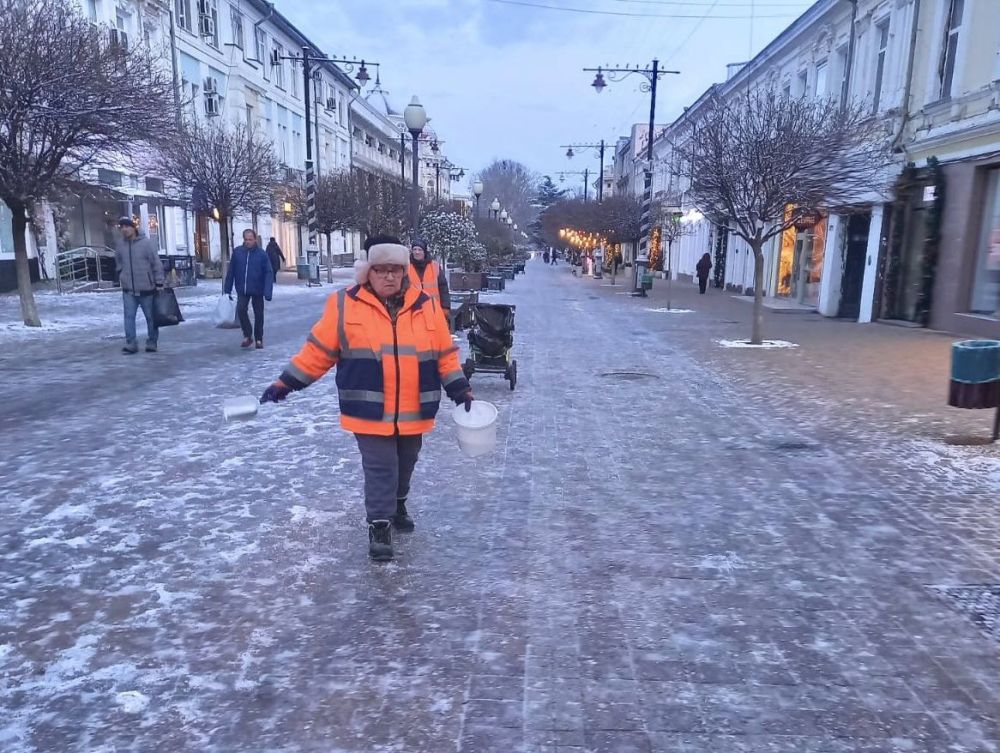 В Симферополе продолжается противогололедная обработка улиц и пешеходных коммуникаций В Симферополе продолжается противогололедная обработка улиц и пешеходных коммуникаций