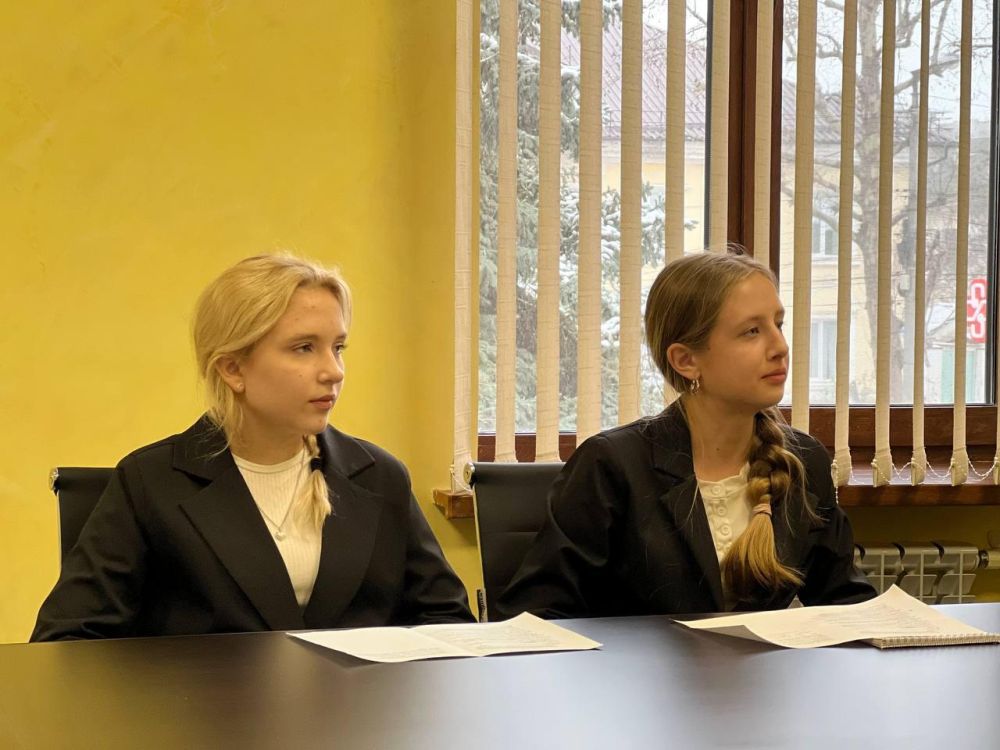 «Дорогие ребята, вы еще школьники, но уже министры! Это невероятно почетная и важная миссия. Уверен, что каждый из вас – неординарная, творческая личность, готовая к конструктивному диалогу и решению поставленных задач.... «Дорогие ребята, вы еще школьники, но уже министры! Это невероятно почетная и важная миссия. Уверен, что каждый из вас – неординарная, творческая личность, готовая к конструктивному диалогу и решению поставленных задач....