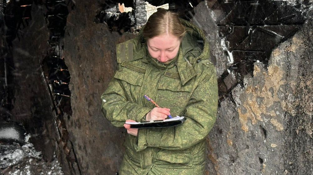 Следователи Керчи работают на месте пожара, в результате которого погибли два человека Следователи Керчи работают на месте пожара, в результате которого погибли два человека