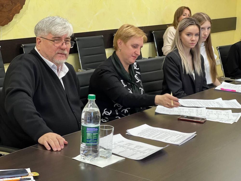 «Дорогие ребята, вы еще школьники, но уже министры! Это невероятно почетная и важная миссия. Уверен, что каждый из вас – неординарная, творческая личность, готовая к конструктивному диалогу и решению поставленных задач.... «Дорогие ребята, вы еще школьники, но уже министры! Это невероятно почетная и важная миссия. Уверен, что каждый из вас – неординарная, творческая личность, готовая к конструктивному диалогу и решению поставленных задач....