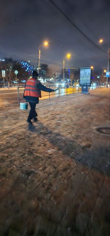 В Симферополе этой ночью 11 спецмашин очищали дороги от снега В Симферополе этой ночью 11 спецмашин очищали дороги от снега