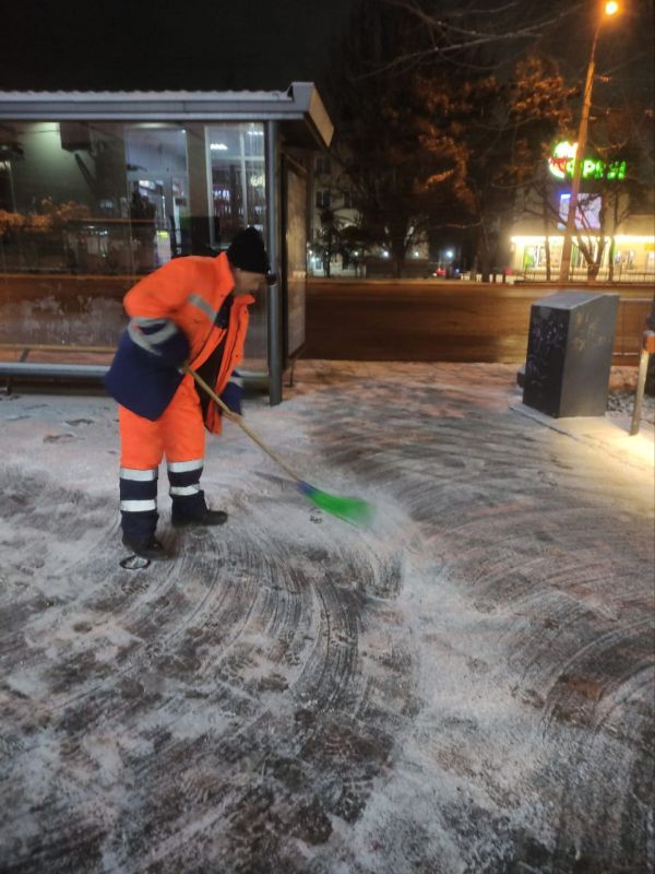 В Симферополе этой ночью 11 спецмашин очищали дороги от снега В Симферополе этой ночью 11 спецмашин очищали дороги от снега