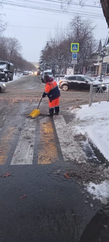 В Симферополе продолжается противогололедная обработка улиц и пешеходных коммуникаций В Симферополе продолжается противогололедная обработка улиц и пешеходных коммуникаций