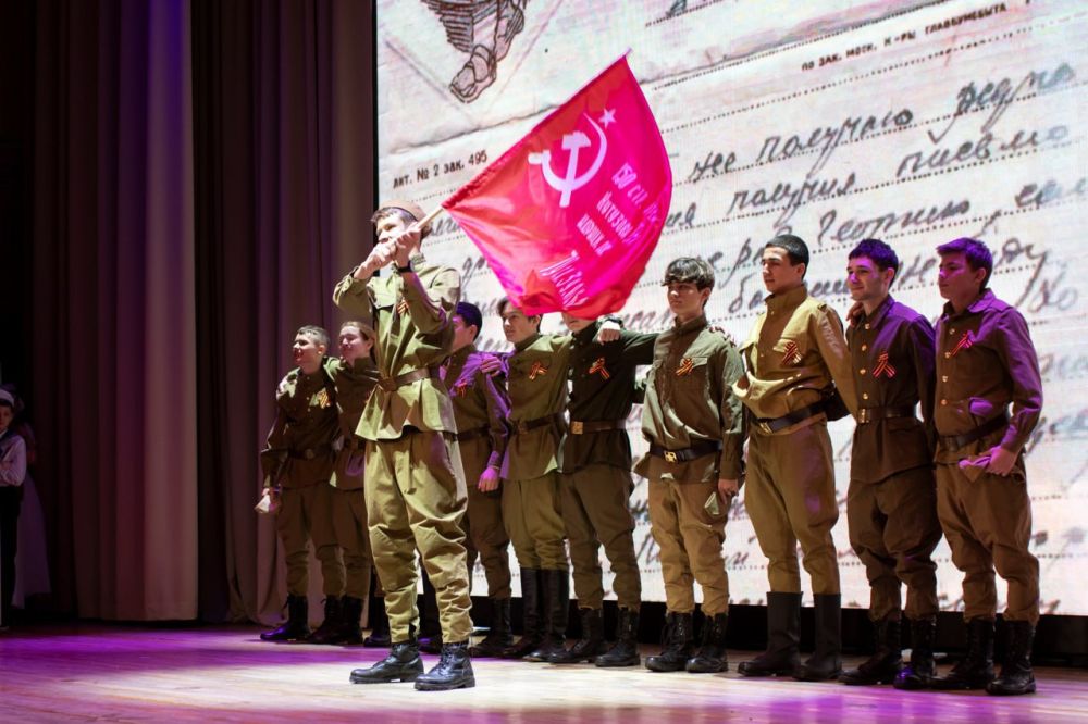 Учащиеся и педагогический состав МБОУ «Симферопольский экономический лицей» провели масштабный концерт, приуроченный к 80-летию Победы в Великой Отечественной войне Учащиеся и педагогический состав МБОУ «Симферопольский экономический лицей» провели масштабный концерт, приуроченный к 80-летию Победы в Великой Отечественной войне