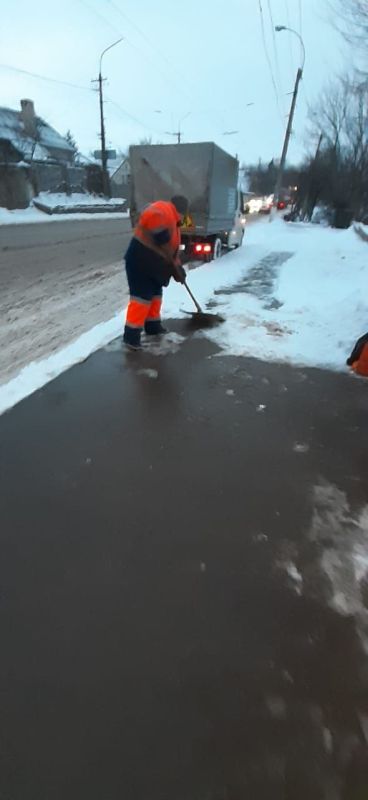 В Симферополе продолжается противогололедная обработка улиц и пешеходных коммуникаций В Симферополе продолжается противогололедная обработка улиц и пешеходных коммуникаций