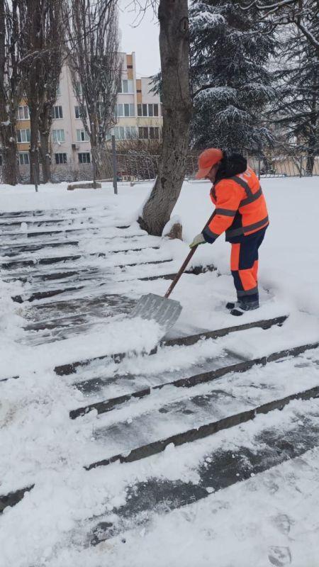 В Симферополе продолжается противогололедная обработка улиц и пешеходных коммуникаций В Симферополе продолжается противогололедная обработка улиц и пешеходных коммуникаций