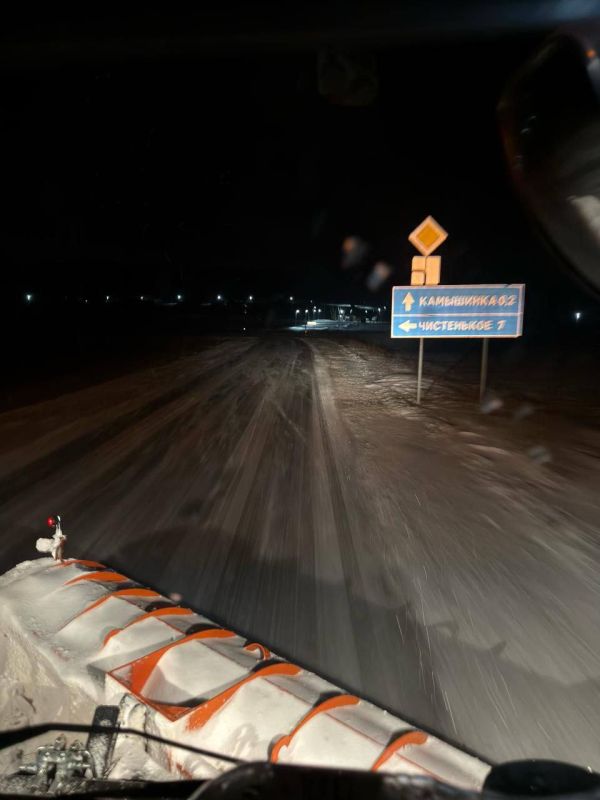 В Крыму 116 единиц техники очищают дороги от снега и наледи В Крыму 116 единиц техники очищают дороги от снега и наледи