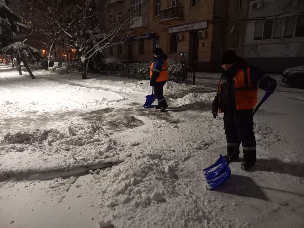 В Симферополе продолжается противогололедная обработка улиц и пешеходных коммуникаций В Симферополе продолжается противогололедная обработка улиц и пешеходных коммуникаций