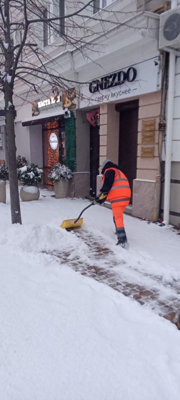 В Симферополе продолжается противогололедная обработка улиц и пешеходных коммуникаций В Симферополе продолжается противогололедная обработка улиц и пешеходных коммуникаций