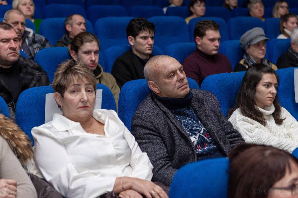 Вчера вечером в кинотеатре «Крым» состоялся показ документального фильма «Мама, не плачь», посвященного матерям детей, которые погибли от рук агрессоров в период 2014-2024 гг Вчера вечером в кинотеатре «Крым» состоялся показ документального фильма «Мама, не плачь», посвященного матерям детей, которые погибли от рук агрессоров в период 2014-2024 гг