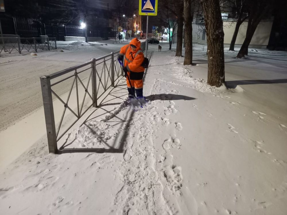 В Симферополе продолжается противогололедная обработка улиц и пешеходных коммуникаций В Симферополе продолжается противогололедная обработка улиц и пешеходных коммуникаций