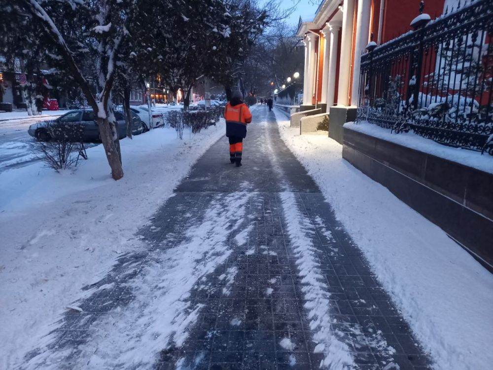 В Симферополе на борьбу с гололёдом и снегом вышли более 400 коммунальщиков В Симферополе на борьбу с гололёдом и снегом вышли более 400 коммунальщиков