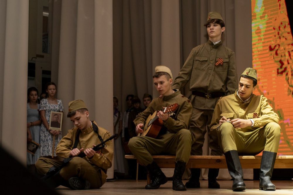 Учащиеся и педагогический состав МБОУ «Симферопольский экономический лицей» провели масштабный концерт, приуроченный к 80-летию Победы в Великой Отечественной войне Учащиеся и педагогический состав МБОУ «Симферопольский экономический лицей» провели масштабный концерт, приуроченный к 80-летию Победы в Великой Отечественной войне