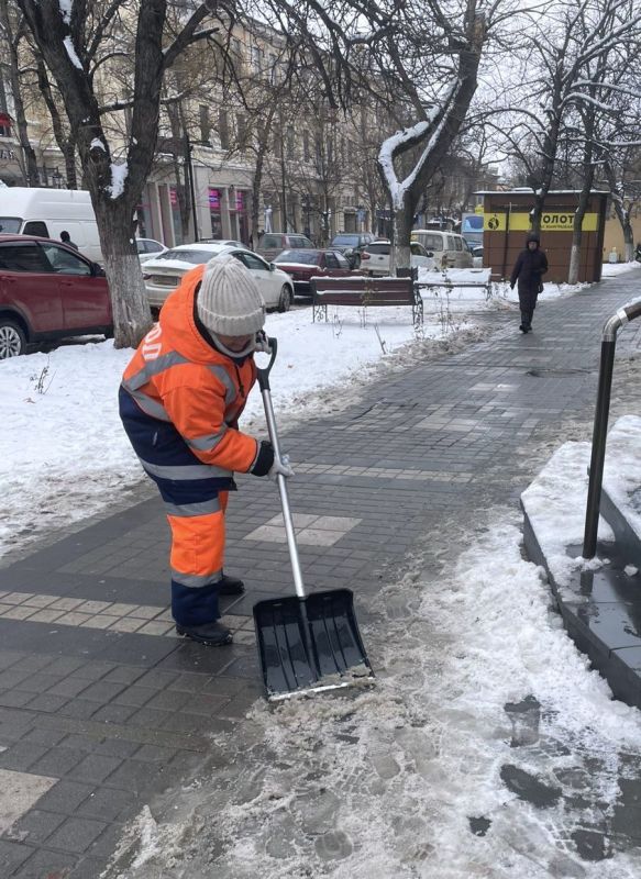 Пока городские службы продолжают убирать улицы, тротуары и общественные пространства от снега и наледи, напоминаем о важных мерах предосторожности в условиях непогоды Пока городские службы продолжают убирать улицы, тротуары и общественные пространства от снега и наледи, напоминаем о важных мерах предосторожности в условиях непогоды