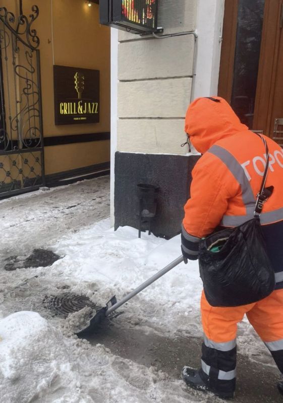 Пока городские службы продолжают убирать улицы, тротуары и общественные пространства от снега и наледи, напоминаем о важных мерах предосторожности в условиях непогоды Пока городские службы продолжают убирать улицы, тротуары и общественные пространства от снега и наледи, напоминаем о важных мерах предосторожности в условиях непогоды